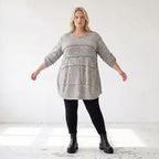 Graues weiches Strickshirt in A-Linie mit Faltennahtmusterung aus Feinstrick mit Stretch