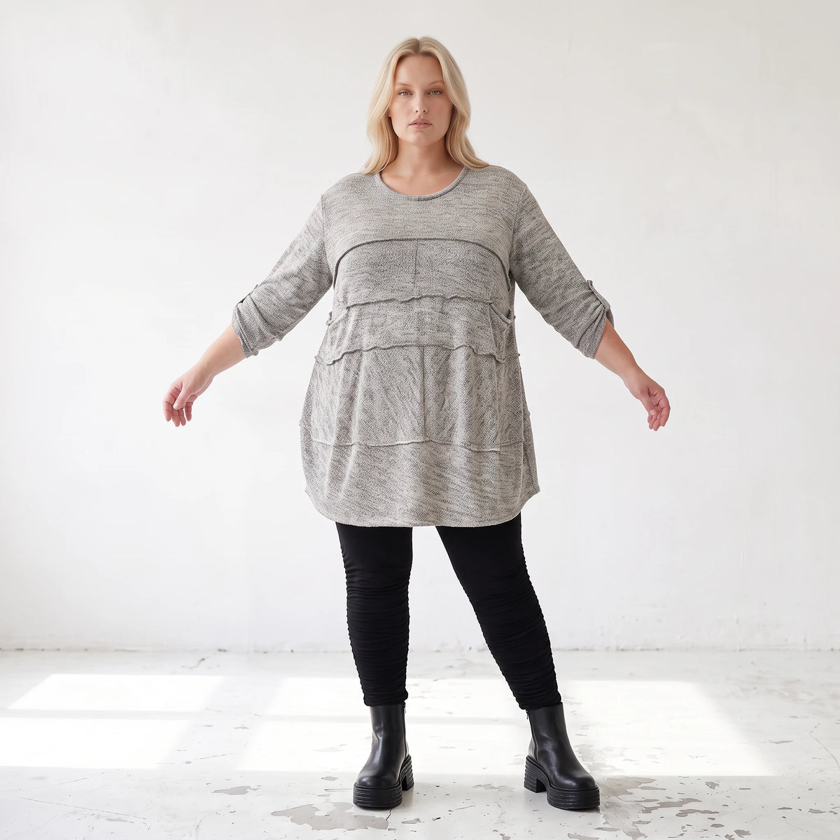 Graues weiches Strickshirt in A-Linie mit Faltennahtmusterung aus Feinstrick mit Stretch