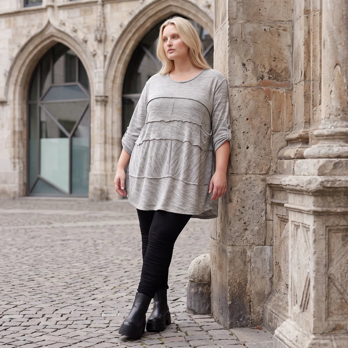 Graues weiches Strickshirt in A-Linie mit Faltennahtmusterung aus Feinstrick mit Stretch