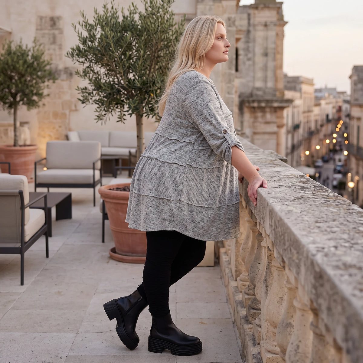 Graues weiches Strickshirt in A-Linie mit Faltennahtmusterung aus Feinstrick mit Stretch