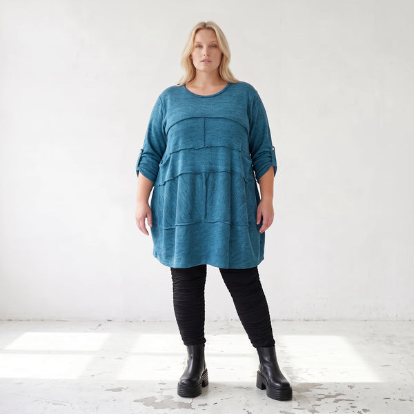 Blaues Strickshirt in A-Linie mit weichem Dehnstrick und dezenter Faltennahtmusterung