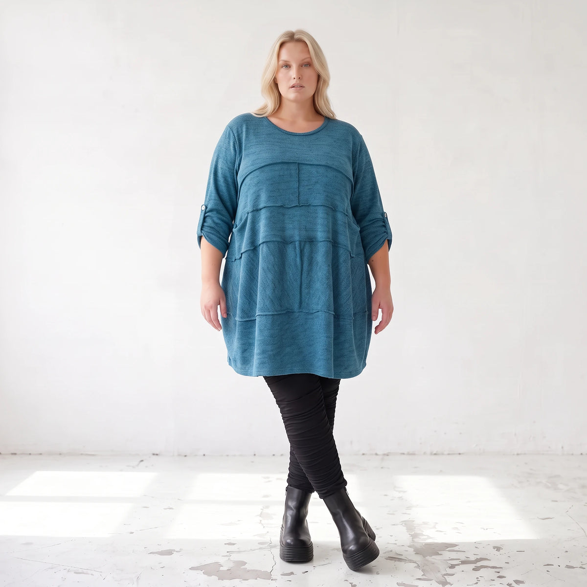 Blaues Strickshirt in A-Linie mit weichem Dehnstrick und dezenter Faltennahtmusterung