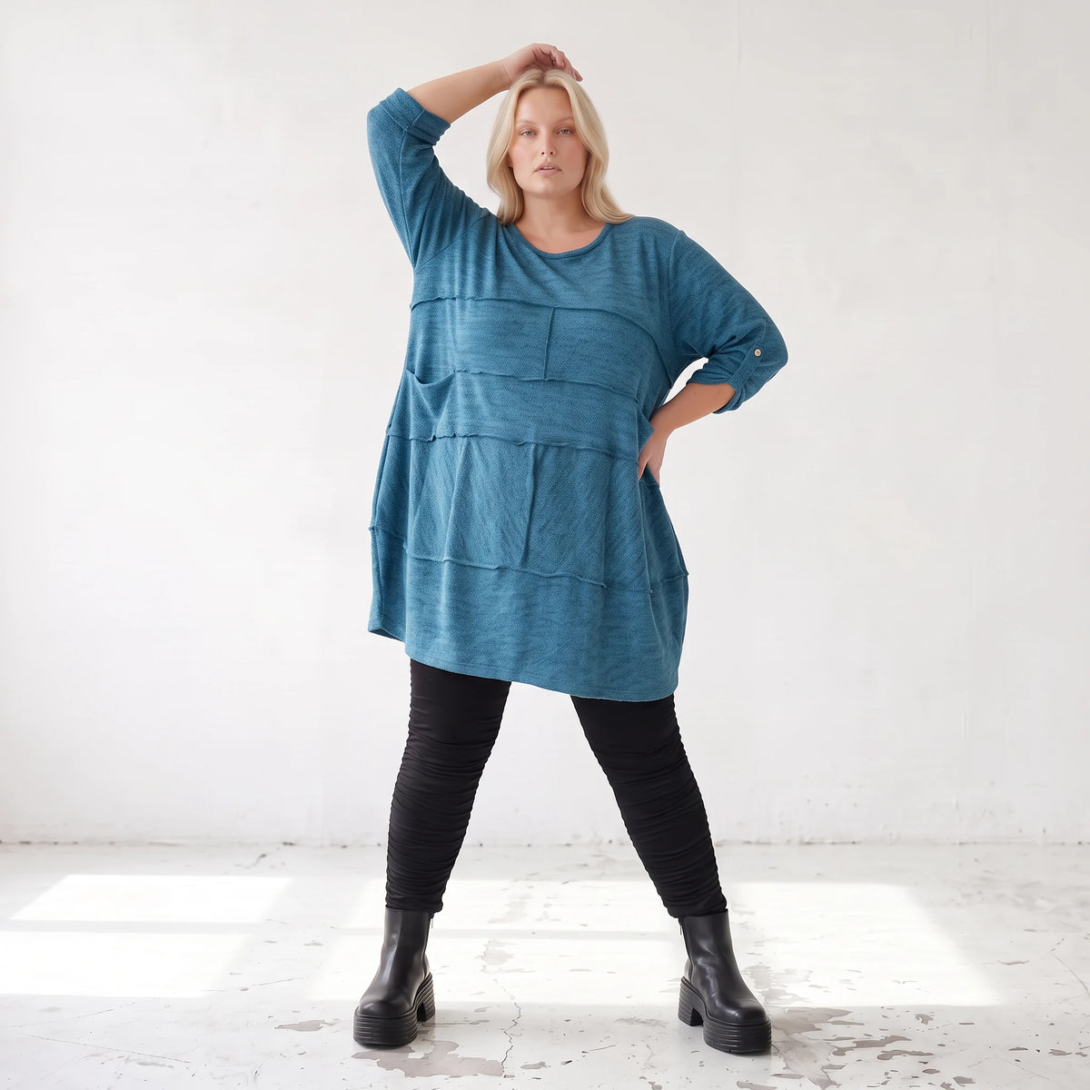 Blaues Strickshirt in A-Linie mit weichem Dehnstrick und dezenter Faltennahtmusterung