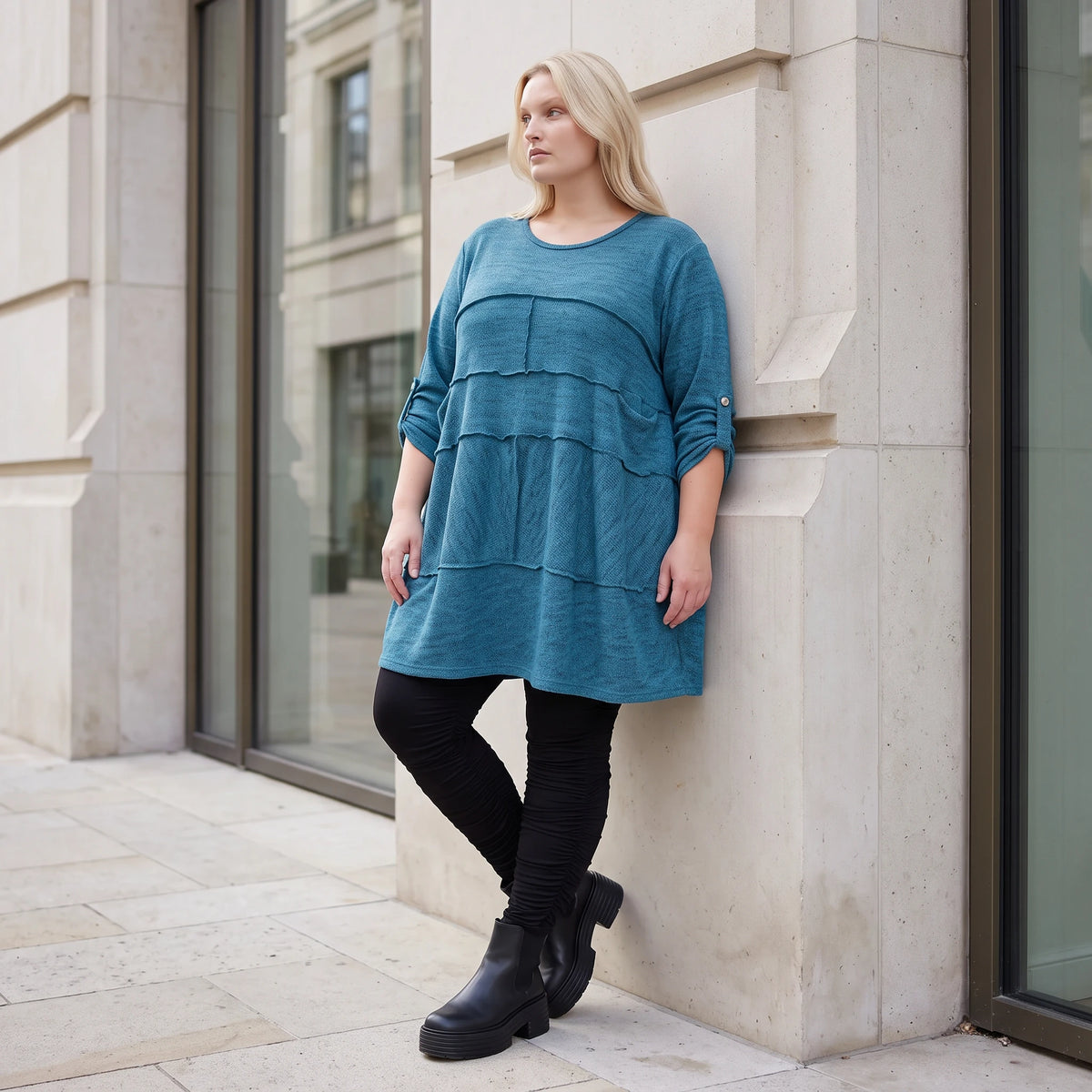 Blaues Strickshirt in A-Linie mit weichem Dehnstrick und dezenter Faltennahtmusterung