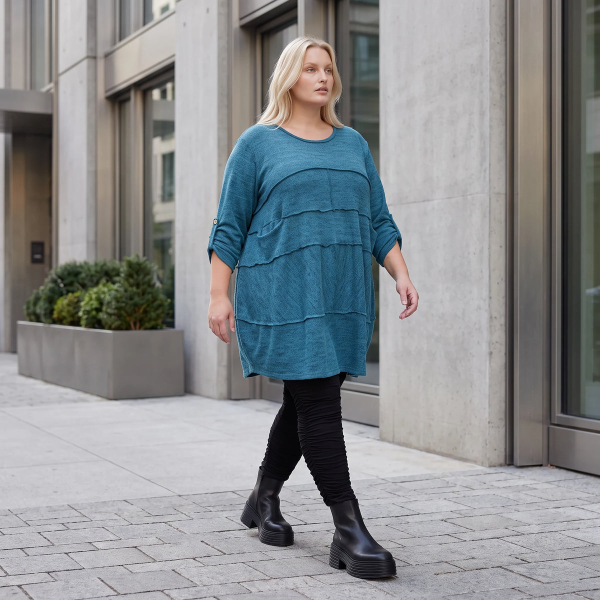 Blaues Strickshirt in A-Linie mit weichem Dehnstrick und dezenter Faltennahtmusterung