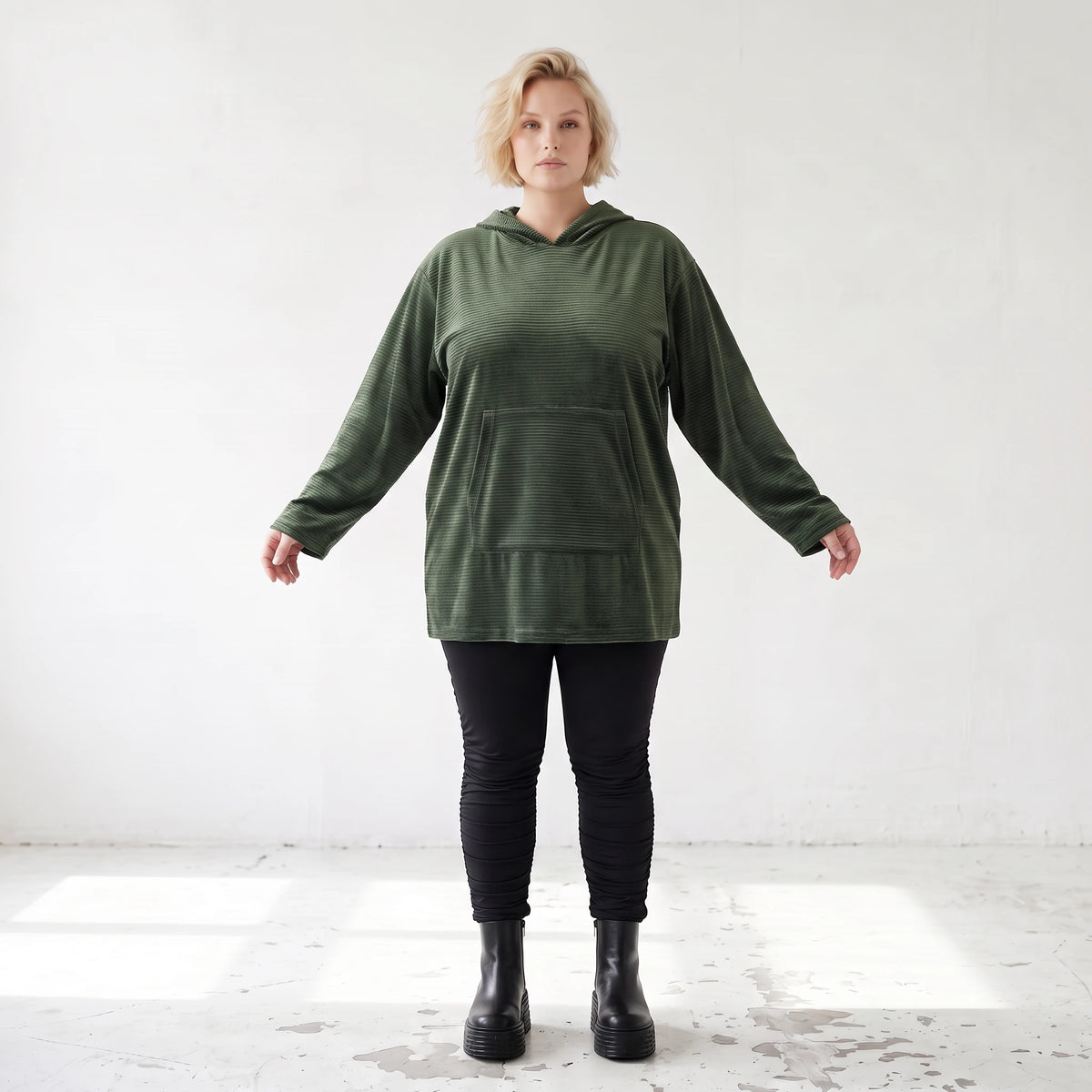 Grüner Ripphoodie aus Stretchmaterial mit Kapuze Kängurutasche und geradem Schnitt