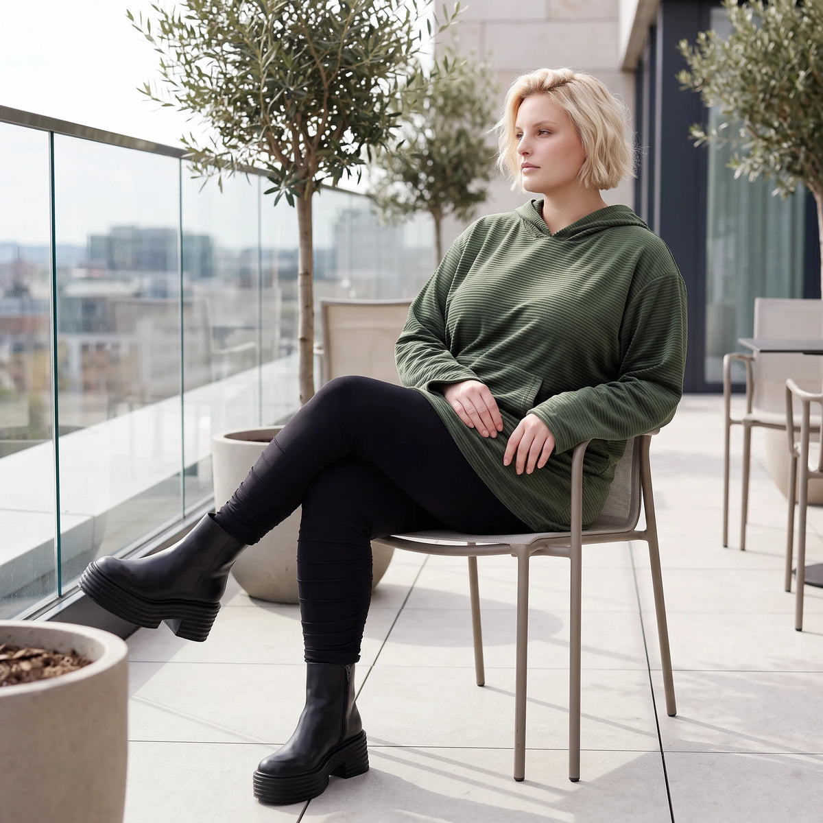 Grüner Ripphoodie aus Stretchmaterial mit Kapuze Kängurutasche und geradem Schnitt