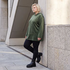 Grüner Ripphoodie aus Stretchmaterial mit Kapuze Kängurutasche und geradem Schnitt