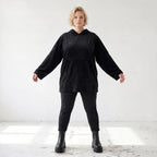 Schwarzer Hoodie aus Rippstoff mit Kapuze Kängurutasche und geradem Schnitt mit Stretch