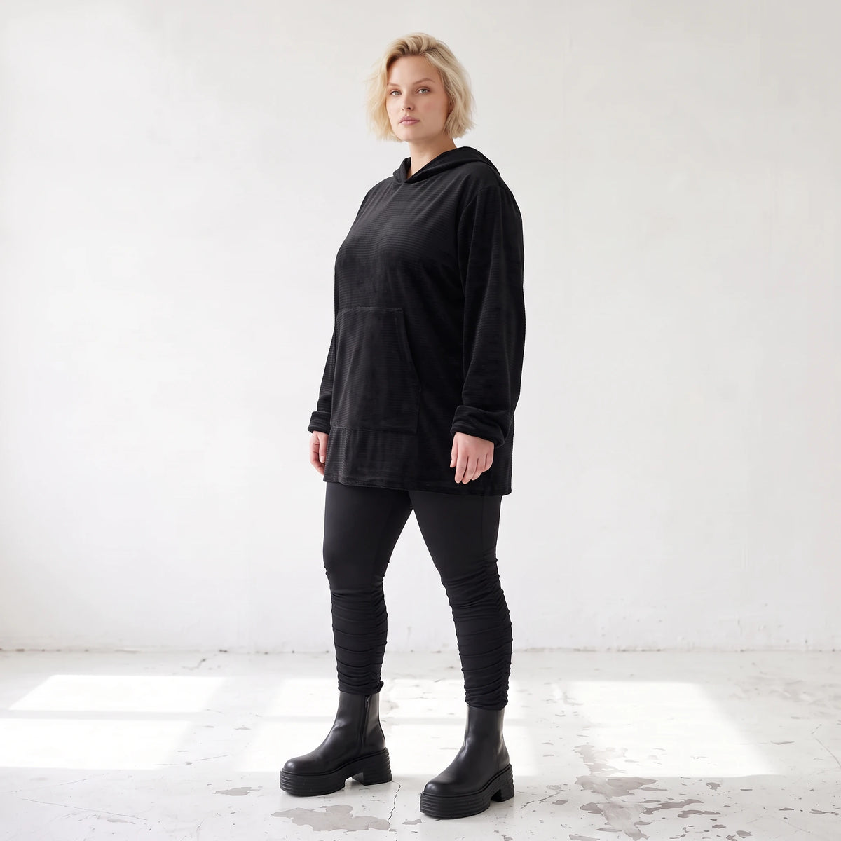 Schwarzer Hoodie aus Rippstoff mit Kapuze Kängurutasche und geradem Schnitt mit Stretch