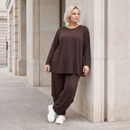 Dunkelbraunes Langarmshirt aus Slinkystoff mit Stretch in glockiger Form mit Rundhals