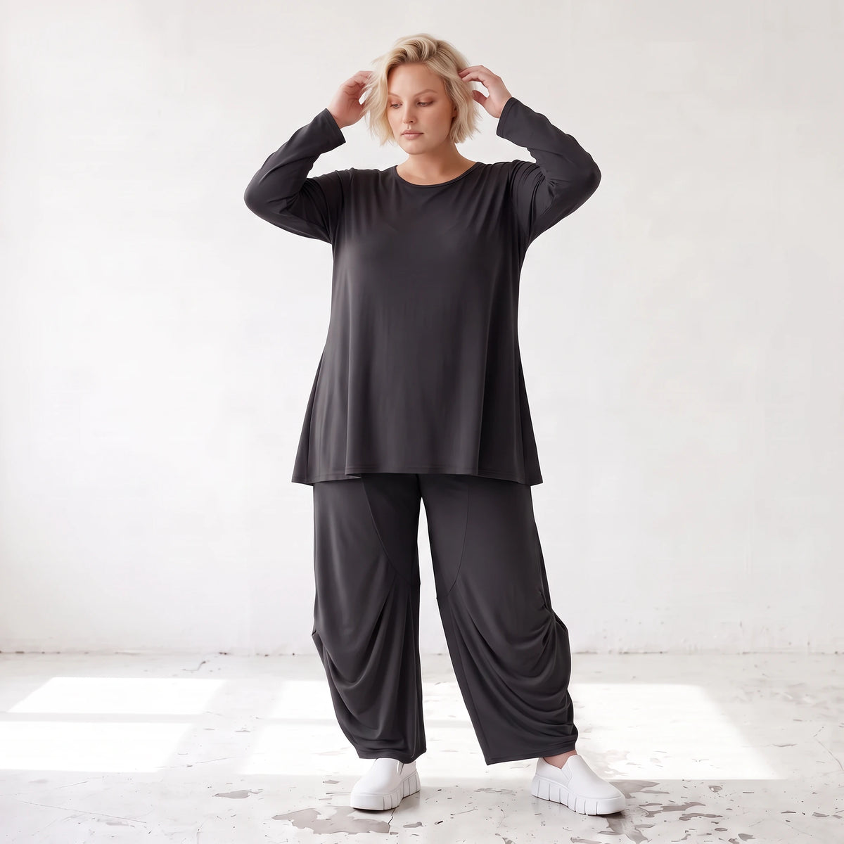 Schwarzes Langarmshirt aus Slinky in Glockenform mit Rundhalsausschnitt elastisch Basic