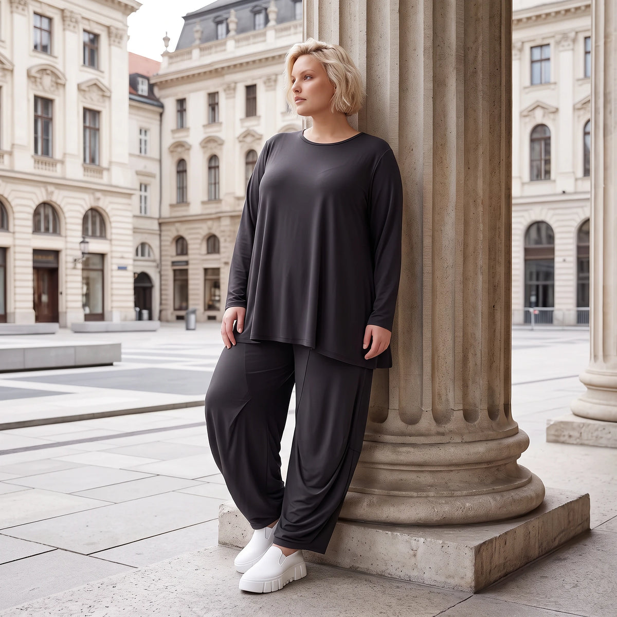 Schwarzes Langarmshirt aus Slinky in Glockenform mit Rundhalsausschnitt elastisch Basic