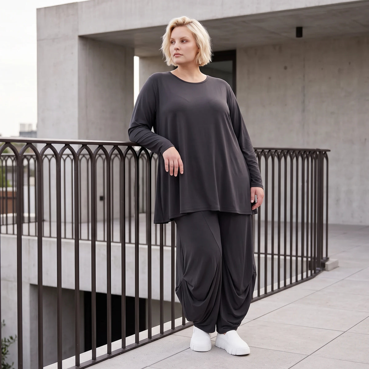 Schwarzes Langarmshirt aus Slinky in Glockenform mit Rundhalsausschnitt elastisch Basic