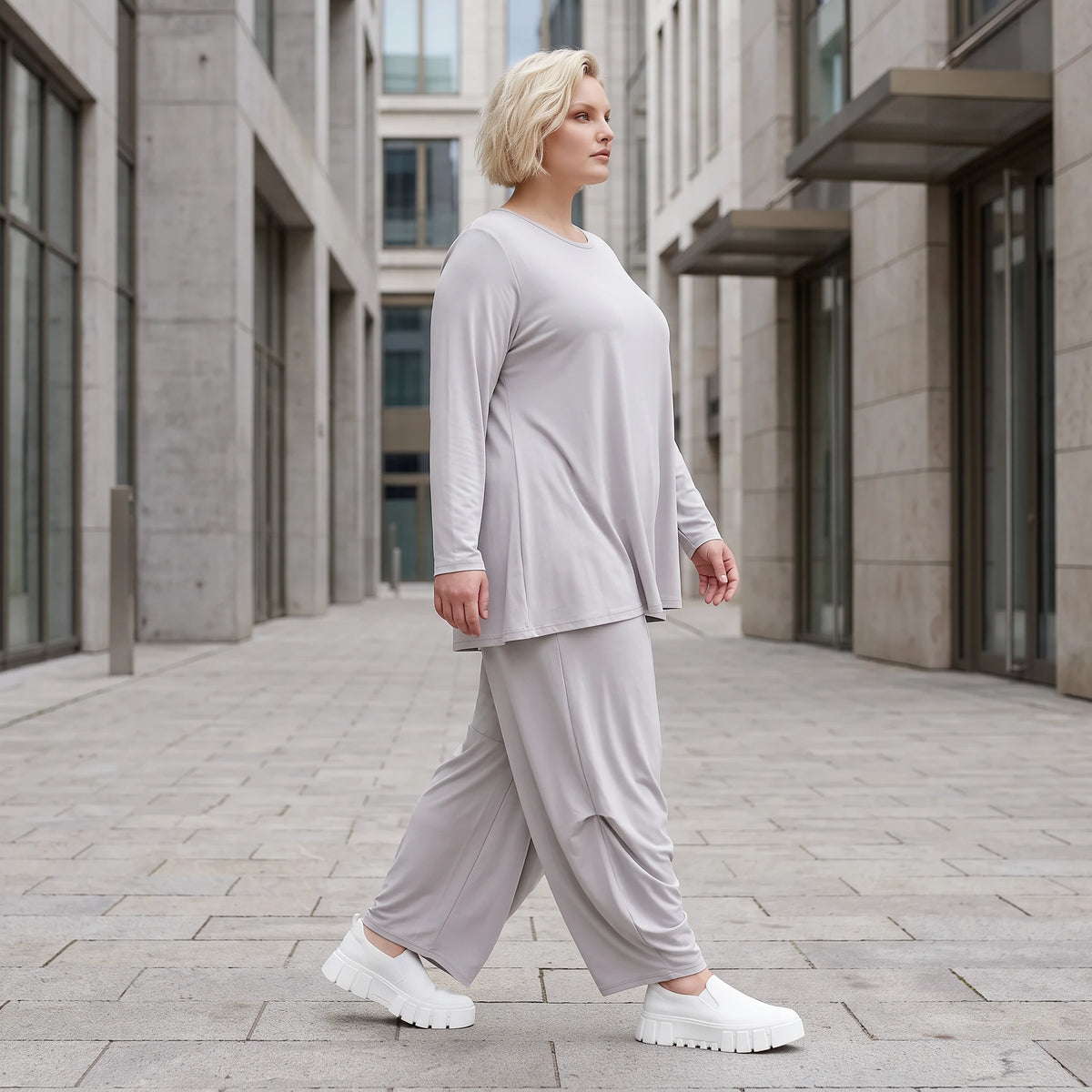 Silbergraues Slinkyshirt in Glockenform mit Rundhalsausschnitt und Stretchkomfort