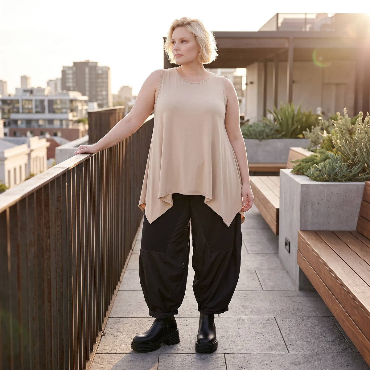 Ärmelloses Basic Top in A-Linie aus fließendem Slinkystoff mit Stretch und Zipfelsaum