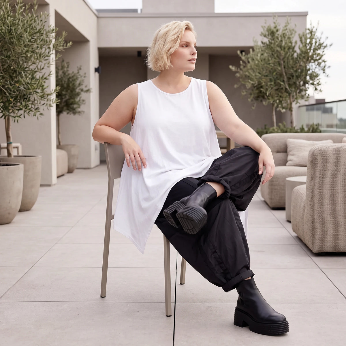 Ärmelloses Basic Top aus Slinkystoff mit Stretch in A-Linie mit Rundhals und Schlitzen