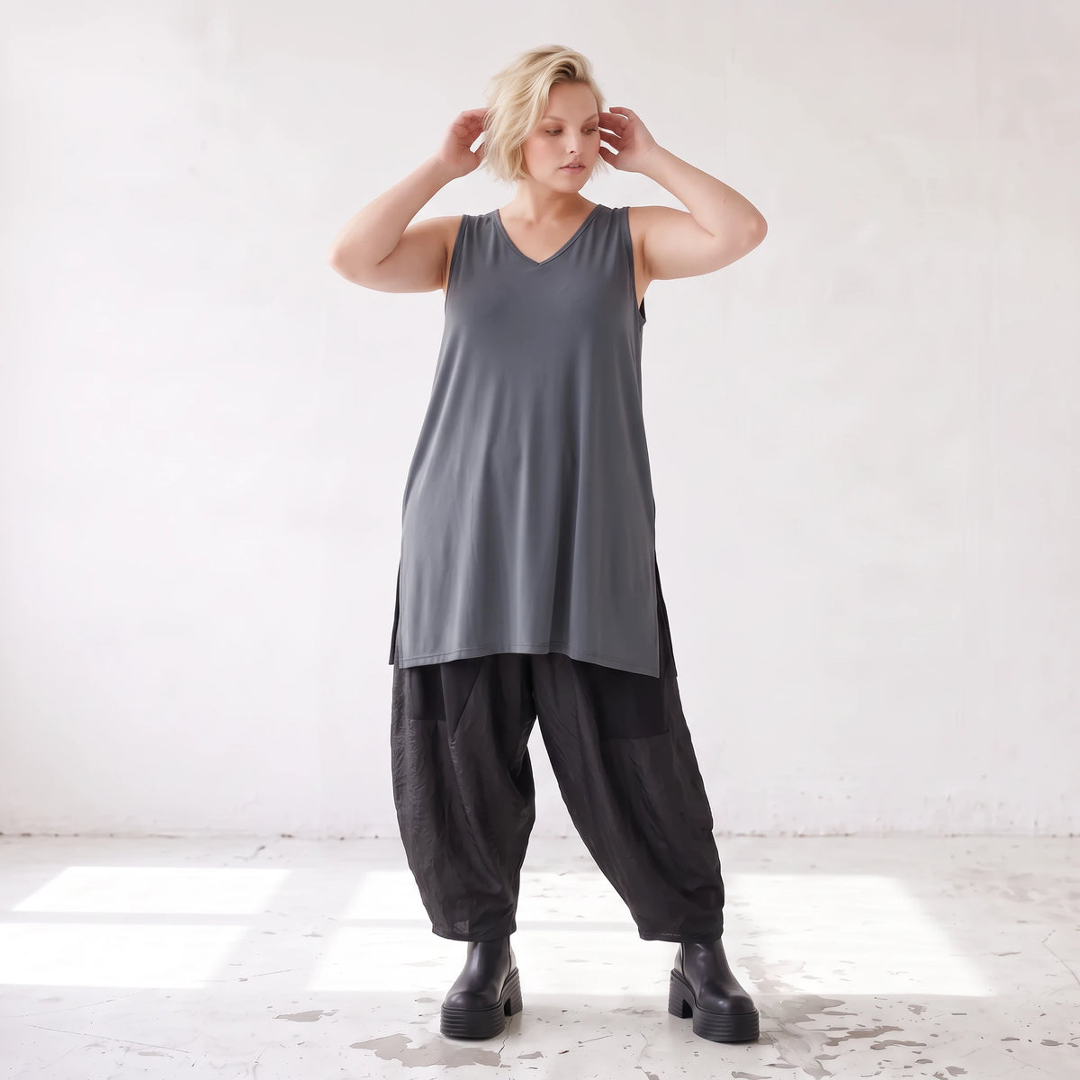 Slinkytop mit V-Ausschnitt geradem Schnitt und seitlichen Schlitzen aus Stretchmaterial
