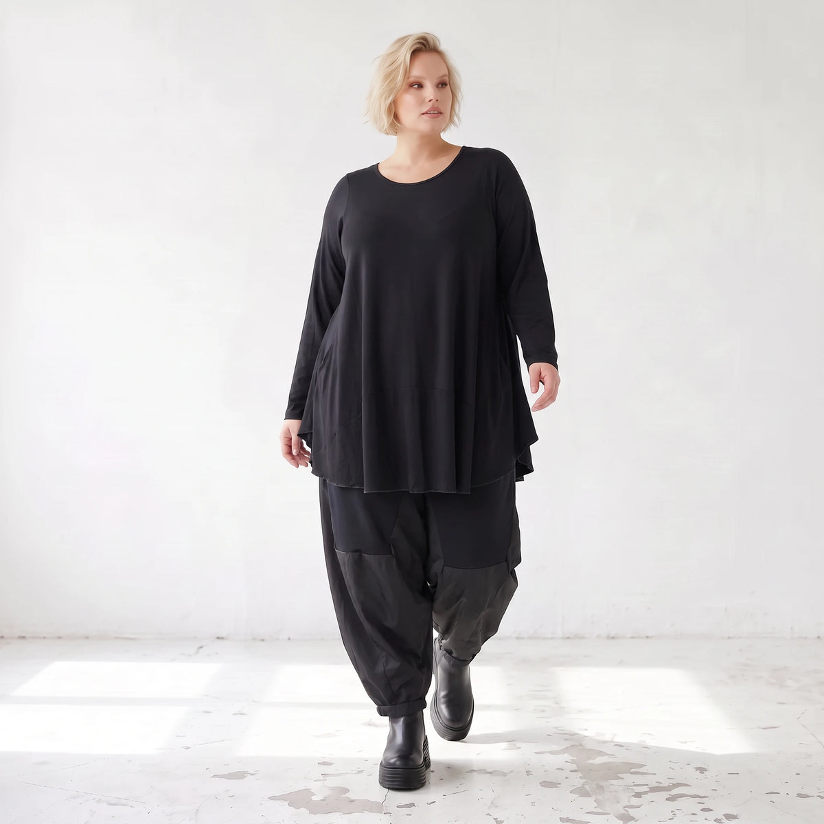 Langarmshirt in Glockenform aus Stretchjersey mit Rundhalsausschnitt und Nahttaschen