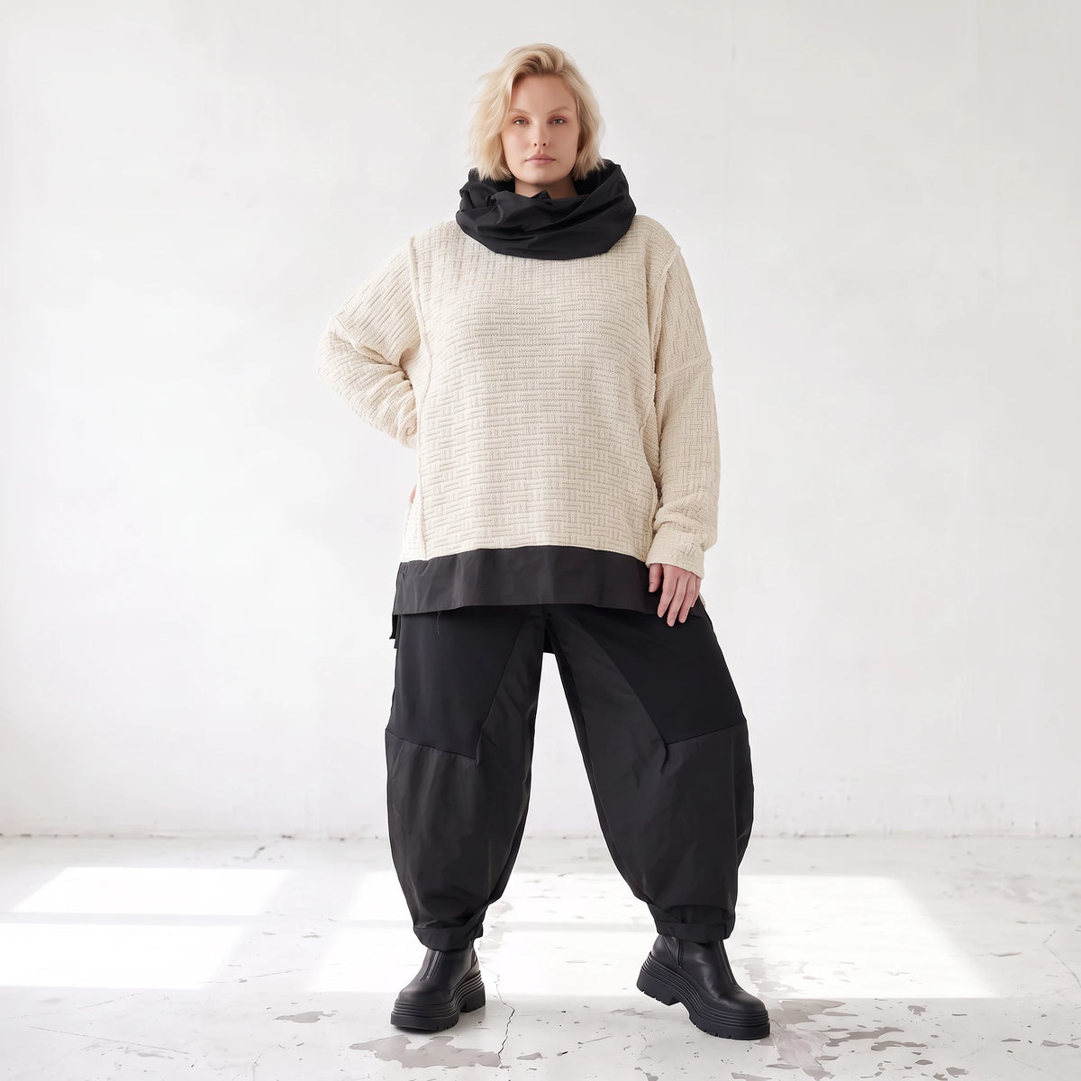 Strickpullover mit Rollkragen aus weicher Baumwolle und Acryl in asymmetrischer Form