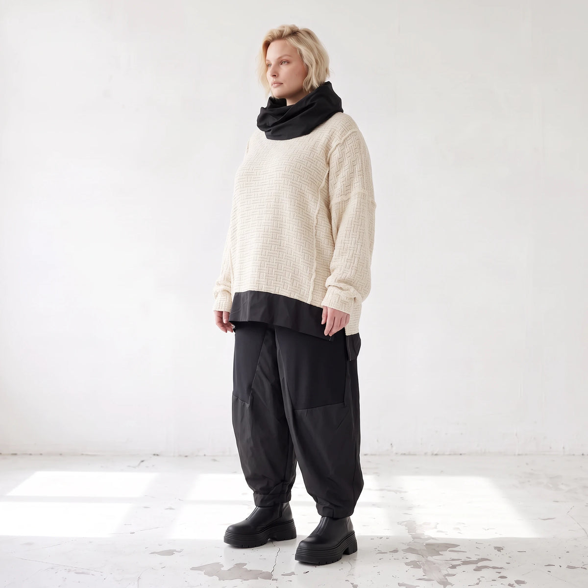 Strickpullover mit Rollkragen aus weicher Baumwolle und Acryl in asymmetrischer Form