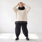 Strickpullover mit Rollkragen aus weicher Baumwolle und Acryl in asymmetrischer Form