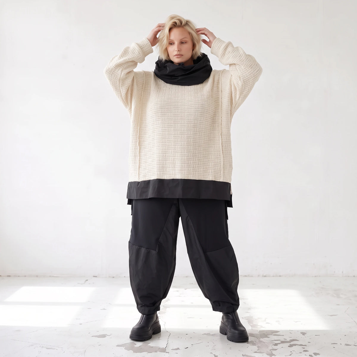 Strickpullover mit Rollkragen aus weicher Baumwolle und Acryl in asymmetrischer Form