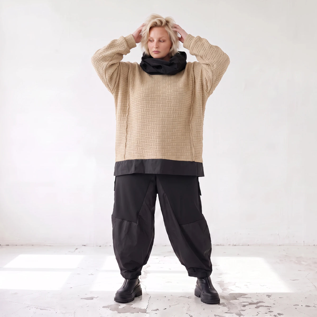 Beiger Strickpullover mit Rollkragen und seitlichen Schlitzen vorne kurz hinten lang