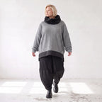 Strickshirt mit Rollkragen und Vokuhilasaum aus weichem Stretchstrick mit Seitenschlitze