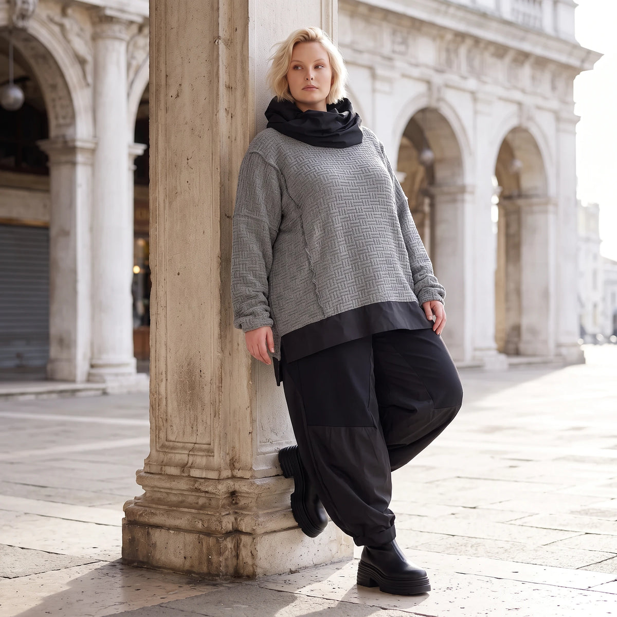 Strickshirt mit Rollkragen und Vokuhilasaum aus weichem Stretchstrick mit Seitenschlitze