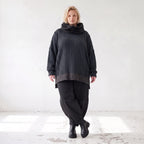 Strickpullover in Marine mit Rollkragen vorne kurz hinten lang und seitlichen Schlitzen