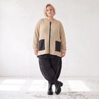 Beige Strickjacke Glockenform mit Reißverschluss Taschen Stretch und Rundhalsausschnitt