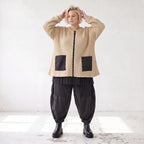 Beige Strickjacke Glockenform mit Reißverschluss Taschen Stretch und Rundhalsausschnitt