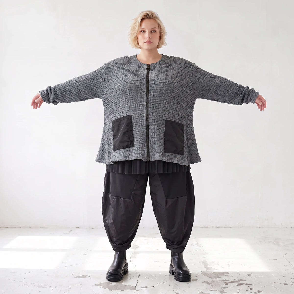 Strickjacke in A-Form mit Reißverschluss Rundhalsausschnitt Taschen Memorytaft leicht