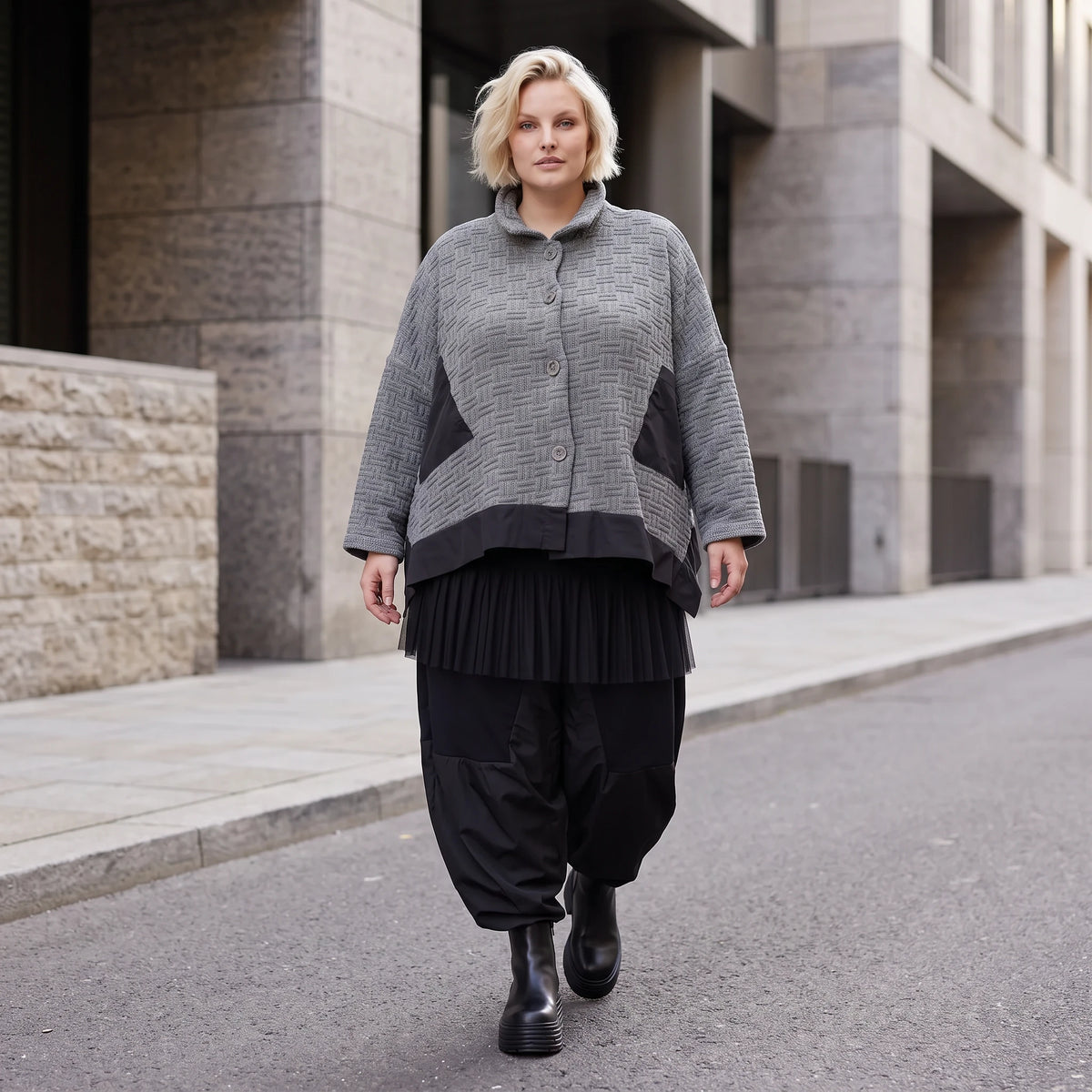 Graue Strickjacke in A-Linie mit Hemdkragen Knopfverschluss und Memorytaftakzent