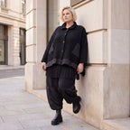 Schwarze Strickjacke in A-Linie aus Baumwolle Acryl mit Knopfleiste und Zipfelsaum
