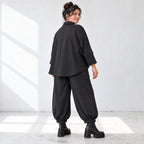 Schwarze Jeansjacke mit Stretch Hemdkragen Knopfleiste Seitentaschen und gerundetem Saum