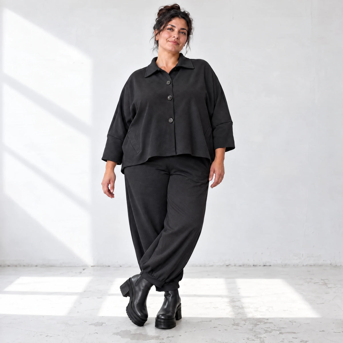 Schwarze Jeansjacke mit Stretch Hemdkragen Knopfleiste Seitentaschen und gerundetem Saum