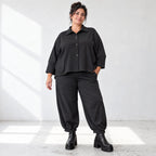 Schwarze Jeansjacke mit Stretch Hemdkragen Knopfleiste Seitentaschen und gerundetem Saum