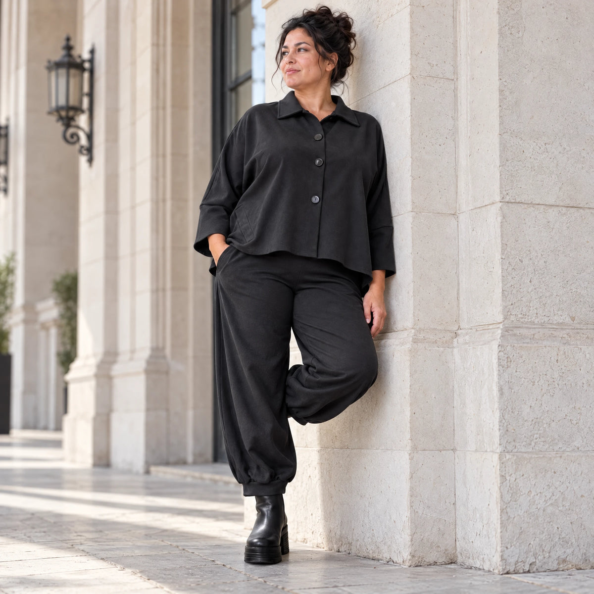 Schwarze Jeansjacke mit Stretch Hemdkragen Knopfleiste Seitentaschen und gerundetem Saum