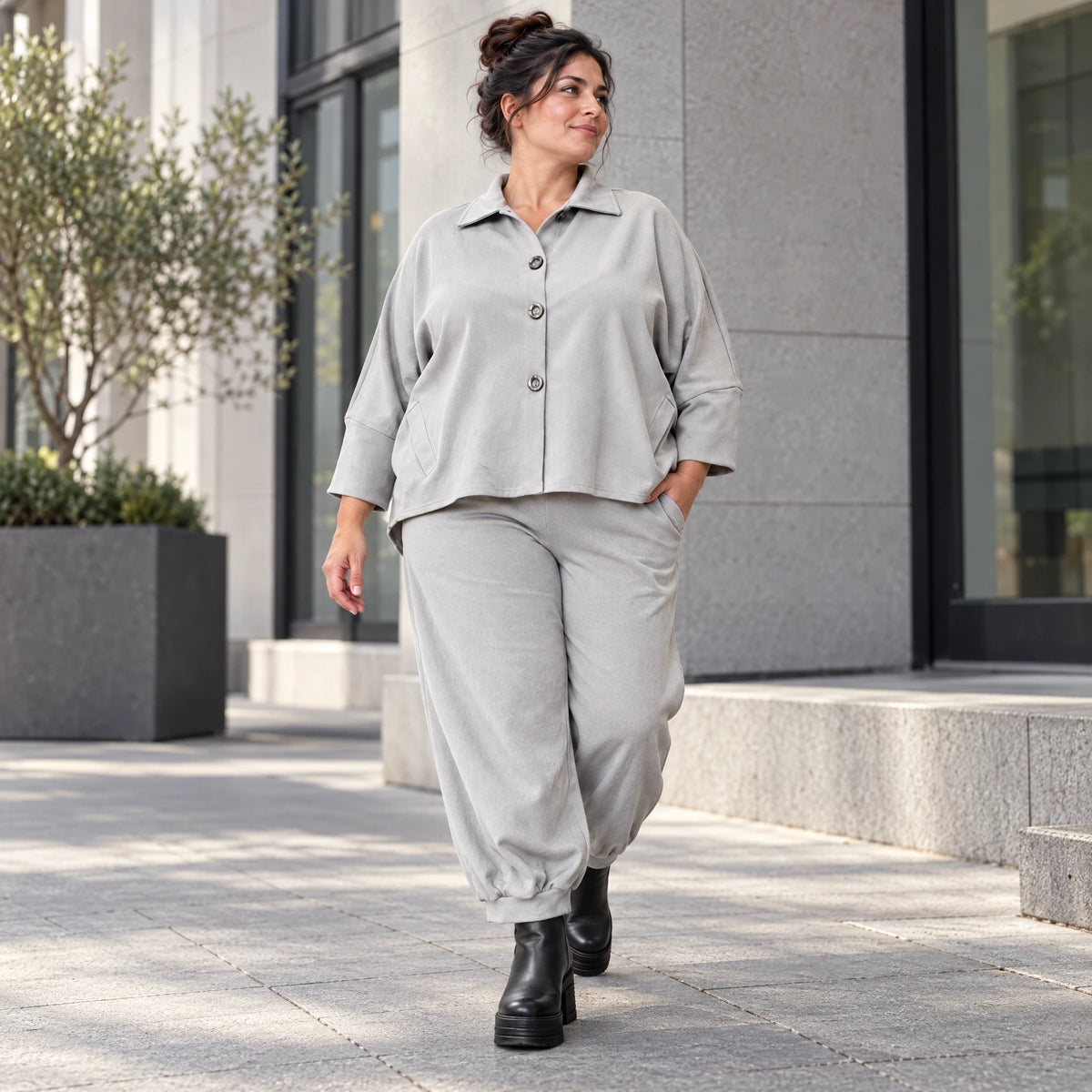 Graue Jeansjacke in weicher Stretchqualität mit Vokuhilaschnitt und bequemem Sitz
