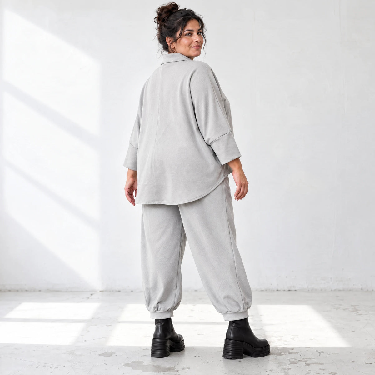 Graue Jeansjacke in weicher Stretchqualität mit Vokuhilaschnitt und bequemem Sitz