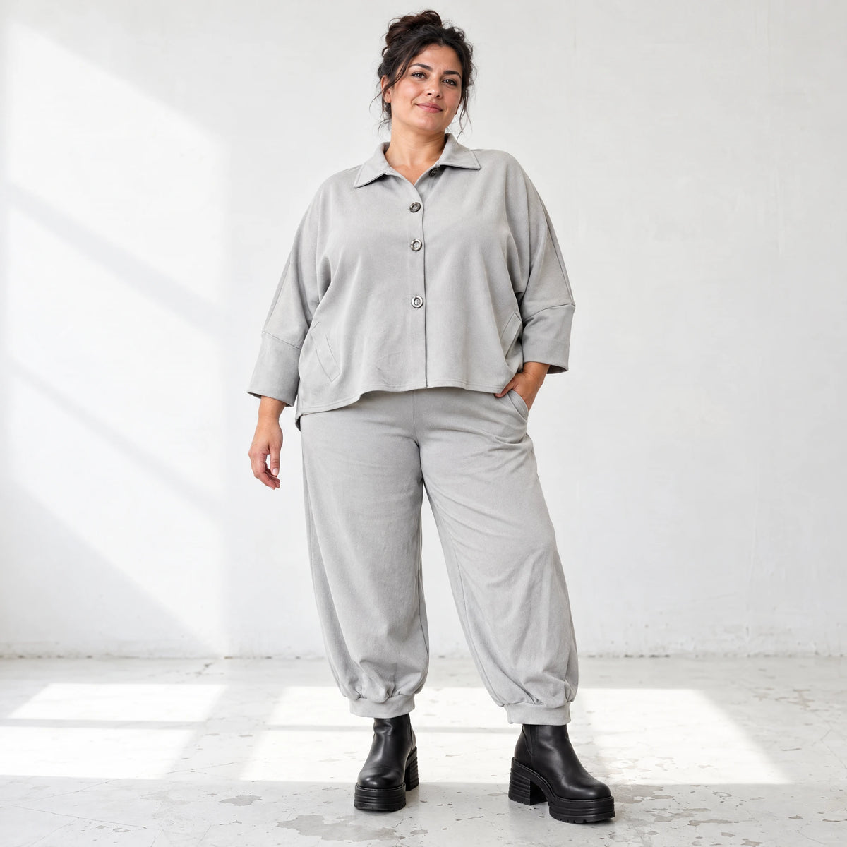 Graue Jeansjacke in weicher Stretchqualität mit Vokuhilaschnitt und bequemem Sitz