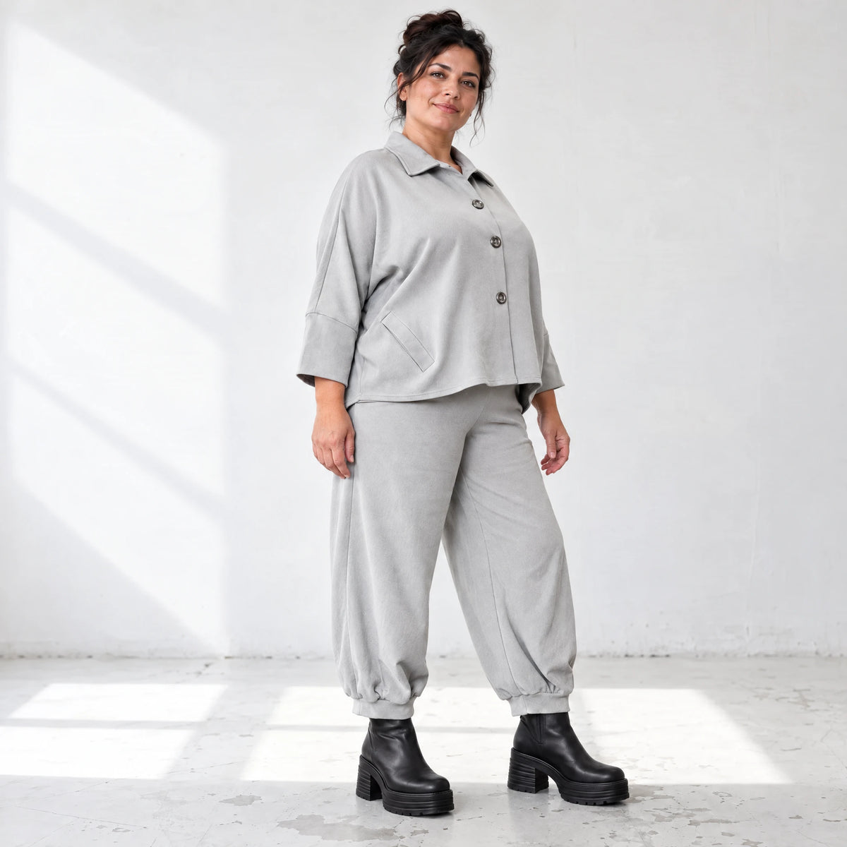 Graue Jeansjacke in weicher Stretchqualität mit Vokuhilaschnitt und bequemem Sitz