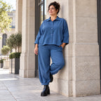 Jeansjacke aus blauem Stretchdenim im femininen Vokuhilaschnitt vorne kurz hinten lang