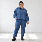 Karottenhose aus jeansblauem Stretchdenim mit Dehnbund in weicher Baumwollqualität