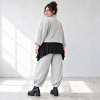 Graue Jeansjacke aus Stretchdenim mit Stehkragen Knopfverschluss und aufgesetzten Taschen