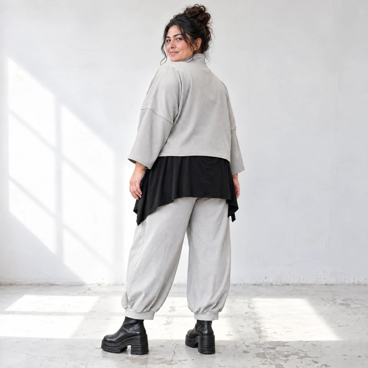 Graue Jeansjacke aus Stretchdenim mit Stehkragen Knopfverschluss und aufgesetzten Taschen