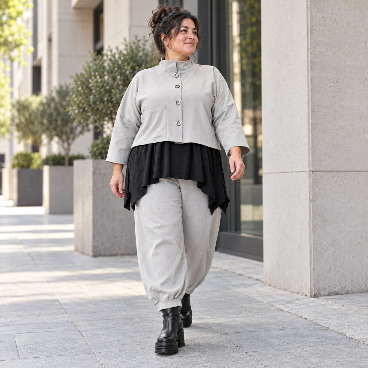 Graue Jeansjacke aus Stretchdenim mit Stehkragen Knopfverschluss und aufgesetzten Taschen