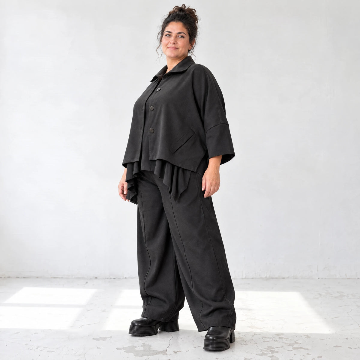Schwarze Ballonhose aus feinem Jeansstoff mit Elastikbund und Overlocknaht Musterung